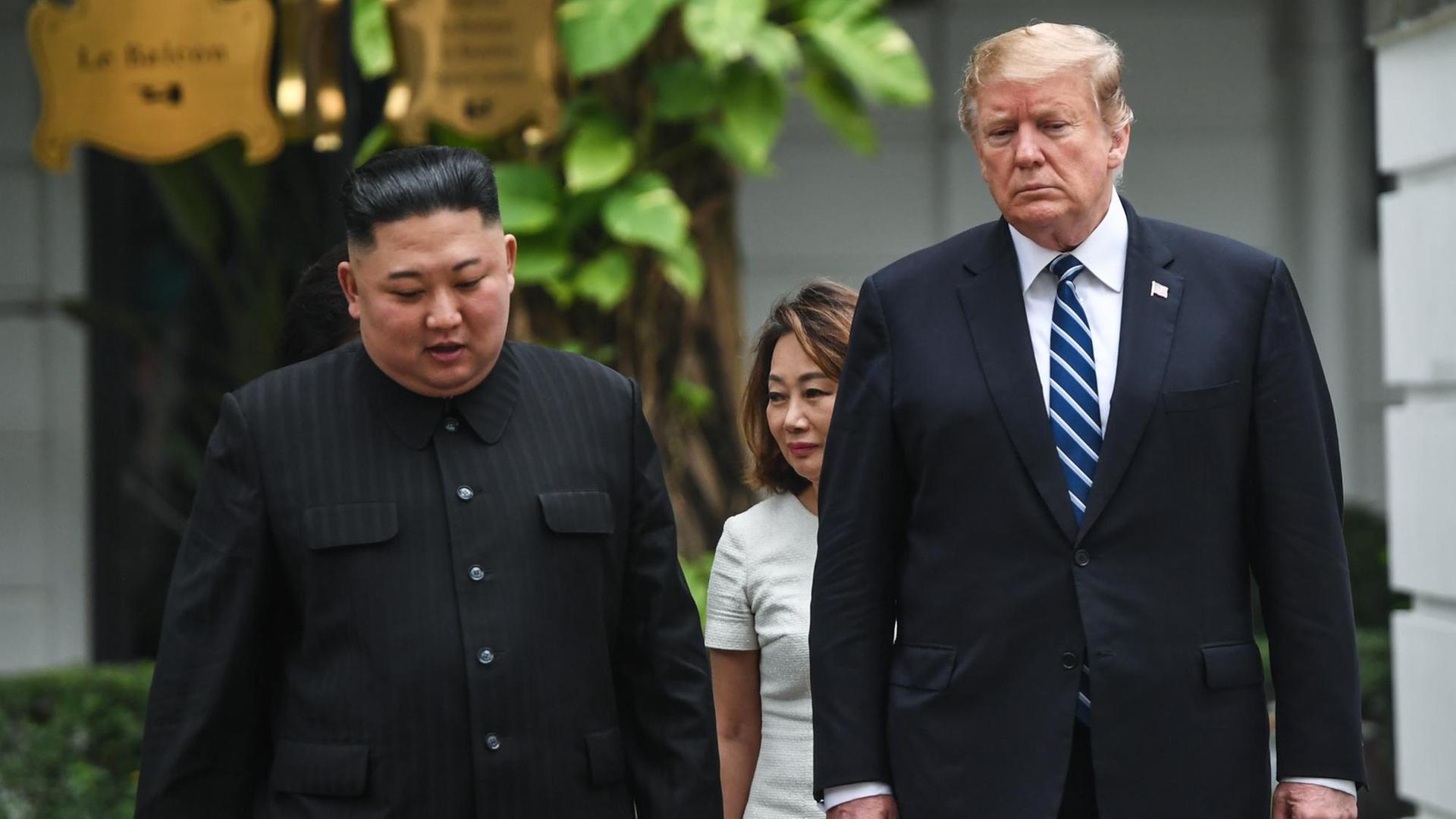 US-Präsident Donald Trump (r.) und Nordkroeas Machthaber Kim Jong Un bei ihrem Treffen in Hanoi. US-Präsident Donald Trump (r.) und Nordkroeas Machthaber Kim Jong Un bei ihrem Treffen in Hanoi.