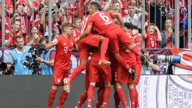 Spiel in der Bundesliga: Bayern München - Eintracht Frankfurt, 34. Spieltag in der Allianz Arena. Die Spieler vom FC Bayern München jubeln über ihren Treffer zum 1:0 durch Kingsley Coman (verdeckt).