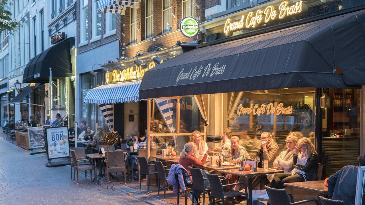 Junge Leute sitzen im Grand Cafe de Brass in Leeuwarden. Junge Leute sitzen im Grand Cafe de Brass in Leeuwarden.