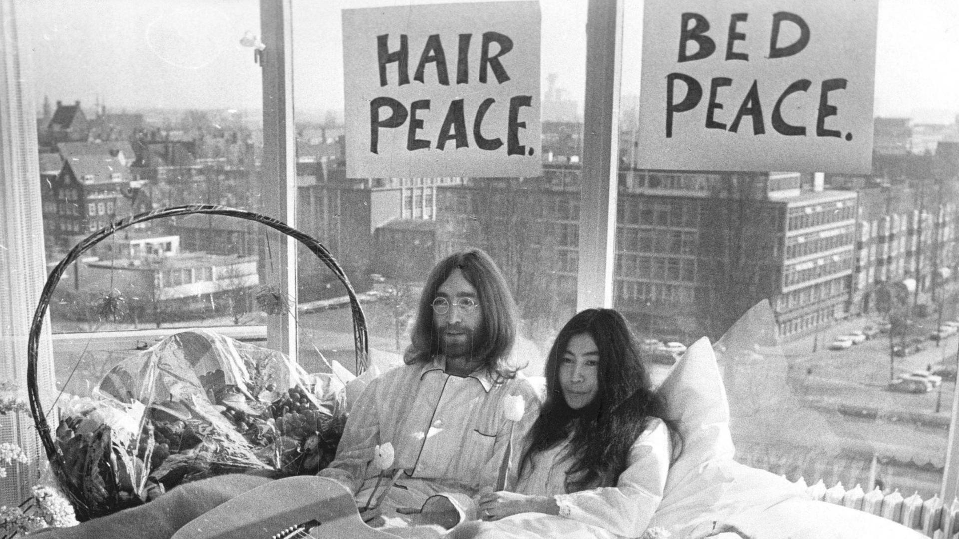 Im März 1969 liegen John Lennon und Yoko Ono im Bett, für den Frieden und gegen Gewalt. Im März 1969 liegen John Lennon und Yoko Ono im Bett, für den Frieden und gegen Gewalt.