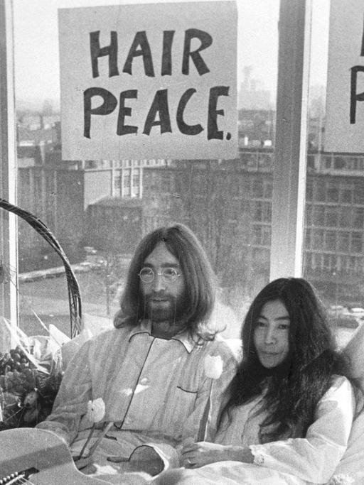 Im März 1969 liegen John Lennon und Yoko Ono im Bett, für den Frieden und gegen Gewalt.