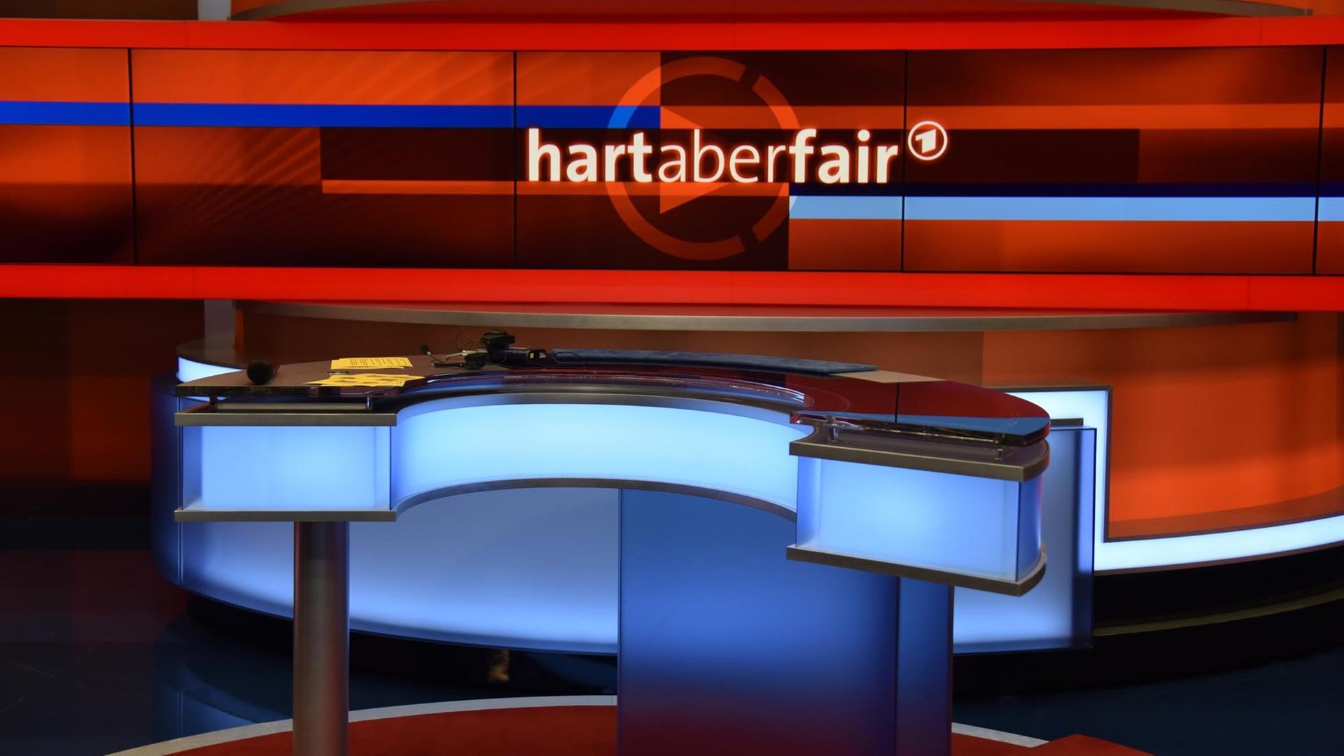 Schriftzug der ARD Talkshow "Hart aber Fair" im Studio Schriftzug der ARD Talkshow "Hart aber Fair" im Studio