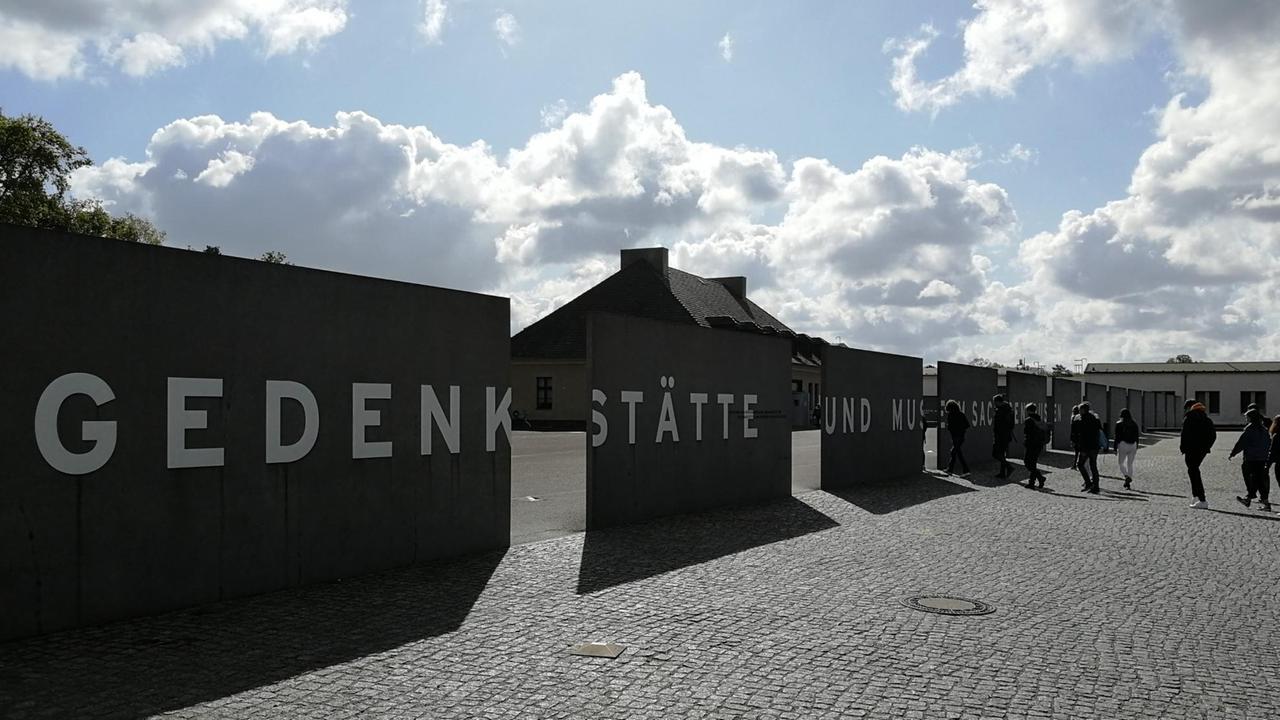 Das Bild zeigt den Eingang der Gedenkstätte Sachsenhausen. Das Bild zeigt den Eingang der Gedenkstätte Sachsenhausen.