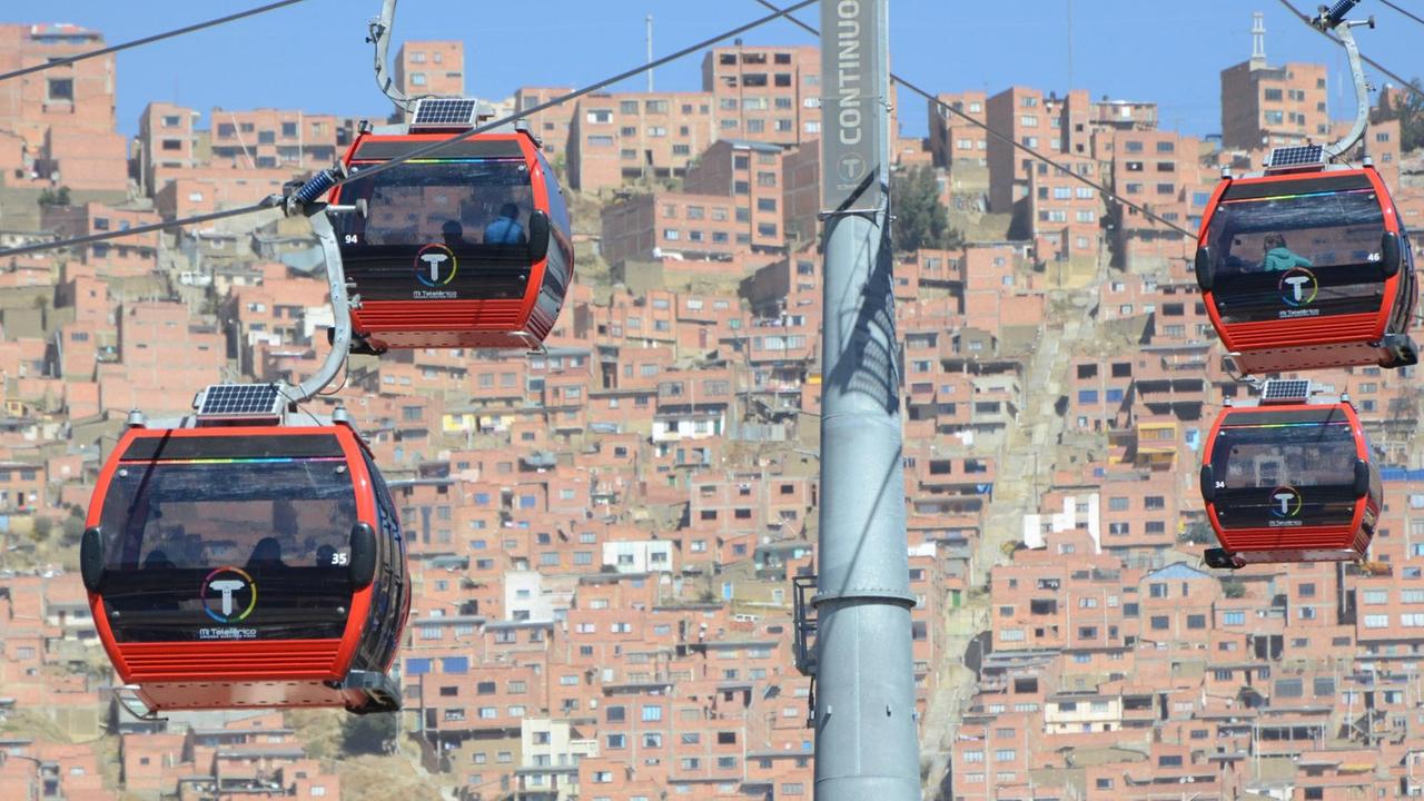 Gondeln der roten Linie zirkulieren am 7.07.2015 über das Häusermeer der auf 3600 Meter gelegenen bolivianischen Metropole La Paz. Gondeln der roten Linie zirkulieren am 7.07.2015 über das Häusermeer der auf 3600 Meter gelegenen bolivianischen Metropole La Paz.