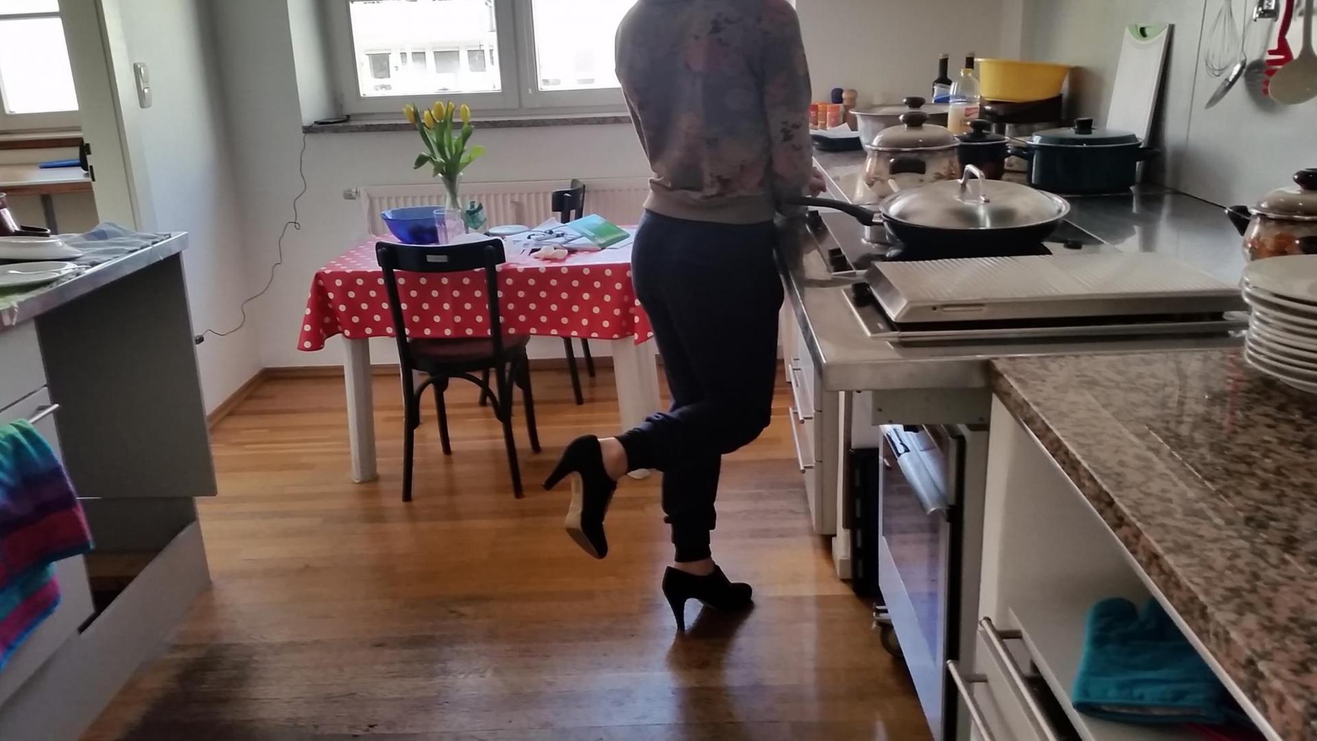 Die transsexuelle Sofia steht in der Küche der Wohnung in Nürnberg, die der Verein Fliederlich speziell für homo- und transsexuelle Flüchtlinge bereitstellt. Die transsexuelle Sofia steht in der Küche der Wohnung in Nürnberg, die der Verein Fliederlich speziell für homo- und transsexuelle Flüchtlinge bereitstellt.
