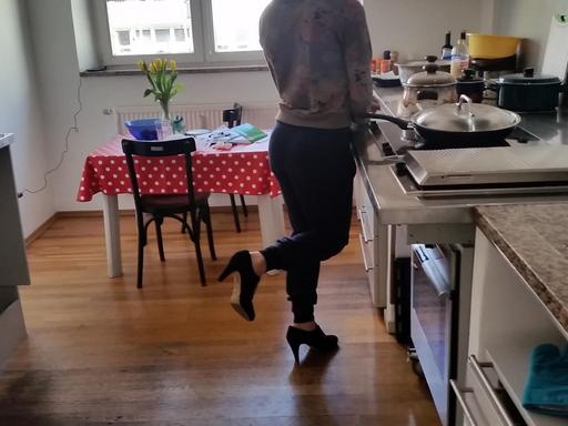 Die transsexuelle Sofia steht in der Küche der Wohnung in Nürnberg, die der Verein Fliederlich speziell für homo- und transsexuelle Flüchtlinge bereitstellt.