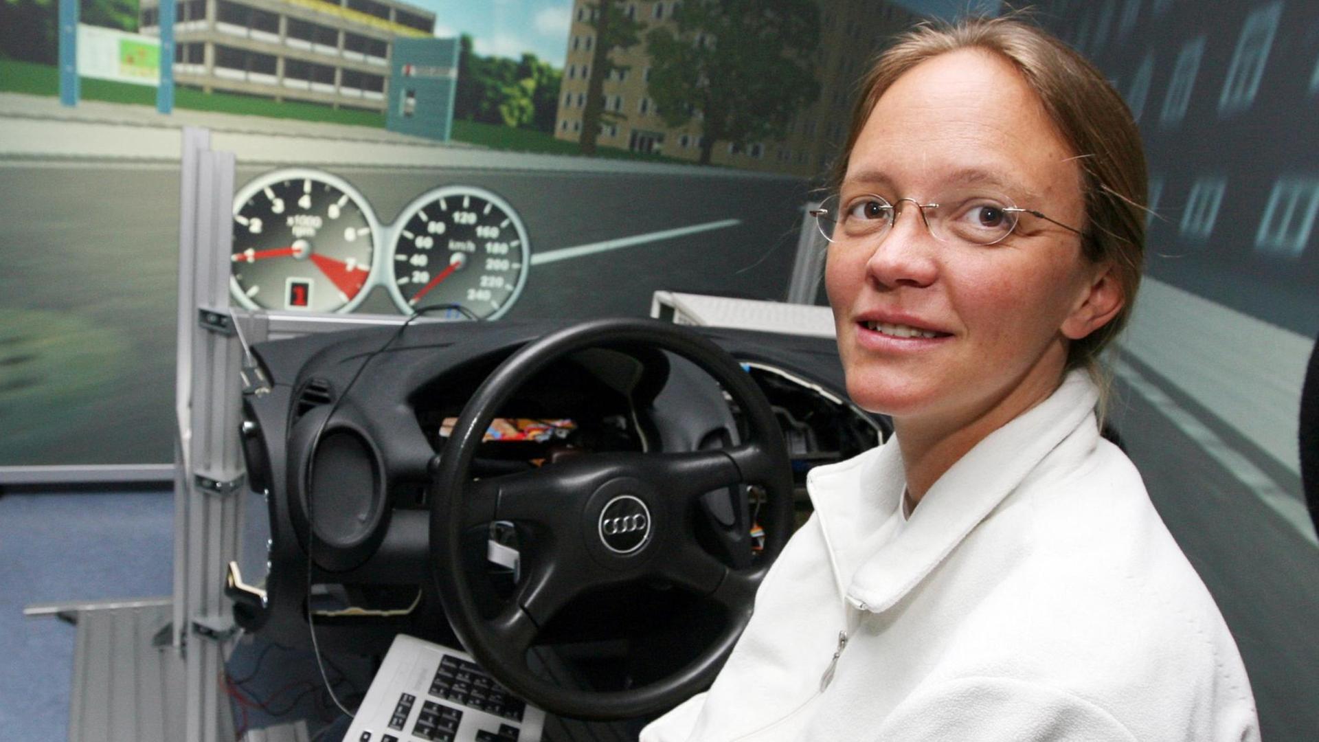 Britta Nestler, Professorin für Informatik an der Fachhochschule Karlsruhe, arbeitet in einem 3D-Projektionsraum an einem Fahrsimulator.