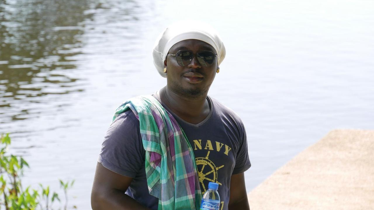 Waddy Siesa arbeitet als Reiseführer im kleinen Tourismusunternehmen seines Vaters. Mit viel Freude zeigt er Besuchern seine Heimat und hofft, dass sie noch lange erhalten bleibt. Waddy Siesa arbeitet als Reiseführer im kleinen Tourismusunternehmen seines Vaters. Mit viel Freude zeigt er Besuchern seine Heimat und hofft, dass sie noch lange erhalten bleibt.