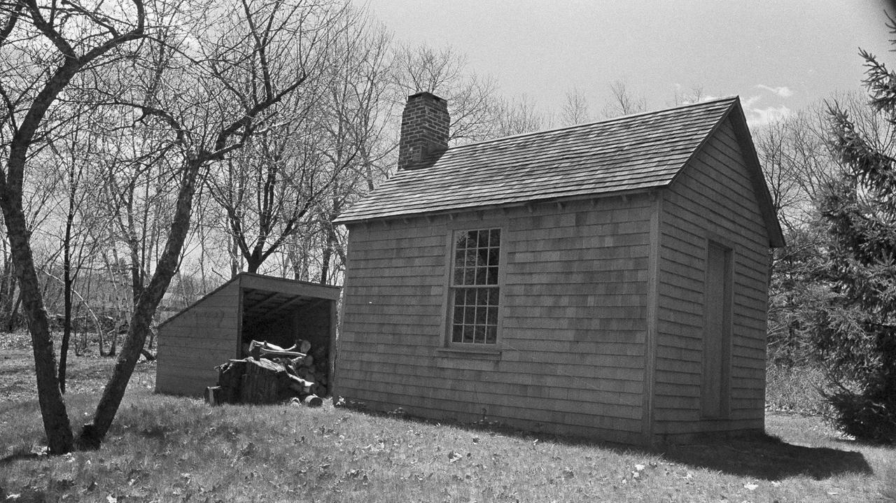 Eine Reproduktion der berühmten Hütte von Henry David Thoreau am Walden Pond in Concord, Massachusetts, 1971.