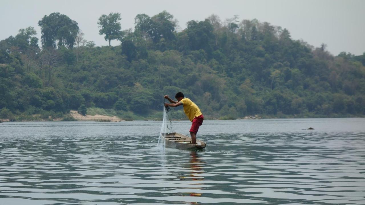 Viele Dorfbewohner am Mekong in Kambodscha bestreiten mit der Fischerei ihr Leben. Viele Dorfbewohner am Mekong in Kambodscha bestreiten mit der Fischerei ihr Leben.