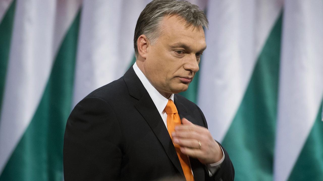 Präsident Viktor Orban steht vor ungarischen Landesflaggen. Präsident Viktor Orban steht vor ungarischen Landesflaggen.