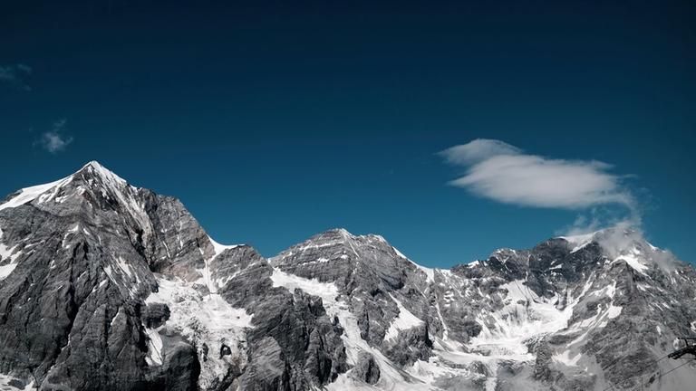 Ein Panorama aus schneebedeckten Berggipfeln vor stahlend blauem Himmel. Ein Panorama aus schneebedeckten Berggipfeln vor stahlend blauem Himmel.