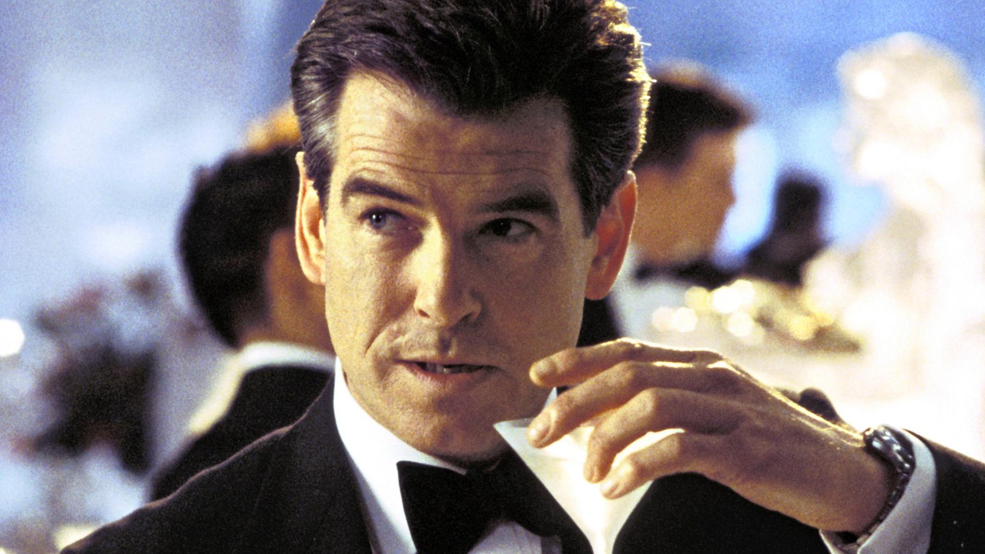 "Geschüttelt, nicht gerührt": James Bond (Pierce Brosnan) trinkt im neuen Kinofilm "James Bond 007 - Stirb an einem anderen Tag" einen Martini