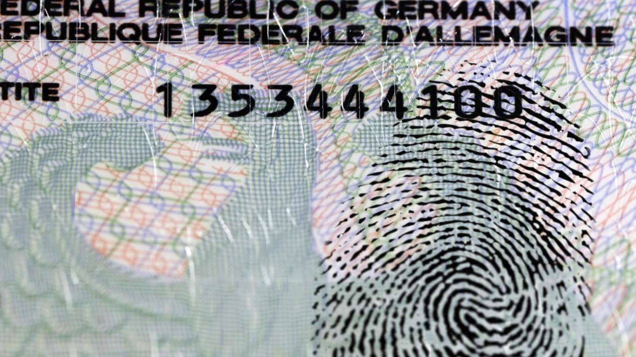 Das Bild zeigt einen Ausschnitt eines deutschen Personalausweises mit Ausweisnummer und Fingerabdruck.
