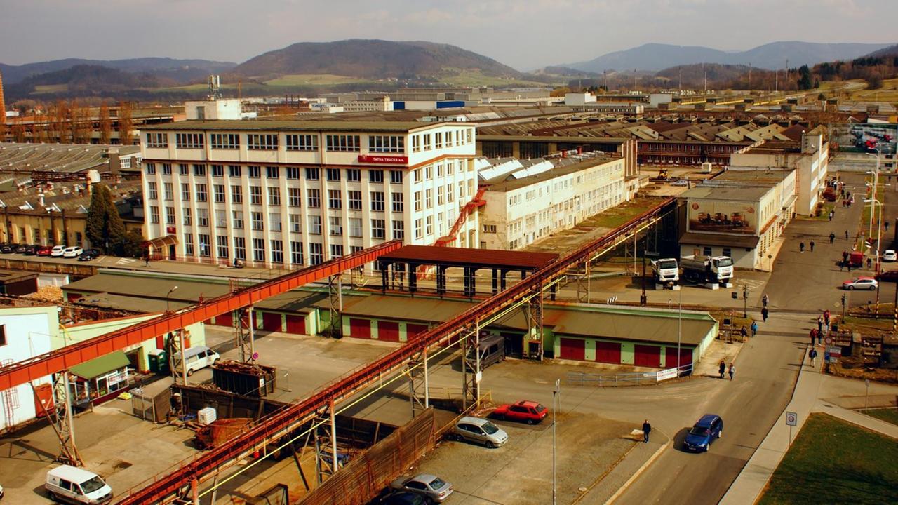 Ein Blick auf das Gelände des Industrieparks von Koprivnice mit Straßen, Autos und Rohren.
