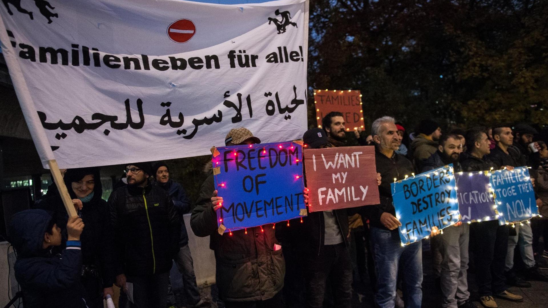 Flüchtlinge demonstrieren vor dem Innenministerium in Berlin und fordern den Familiennachzug.