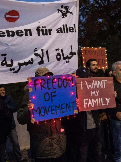 Flüchtlinge demonstrieren vor dem Innenministerium in Berlin und fordern den Familiennachzug.