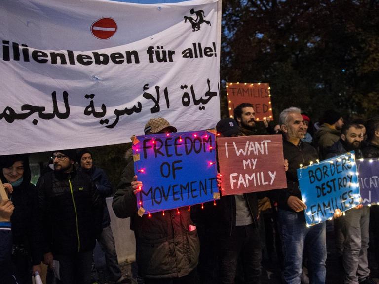 Flüchtlinge demonstrieren vor dem Innenministerium in Berlin und fordern den Familiennachzug.