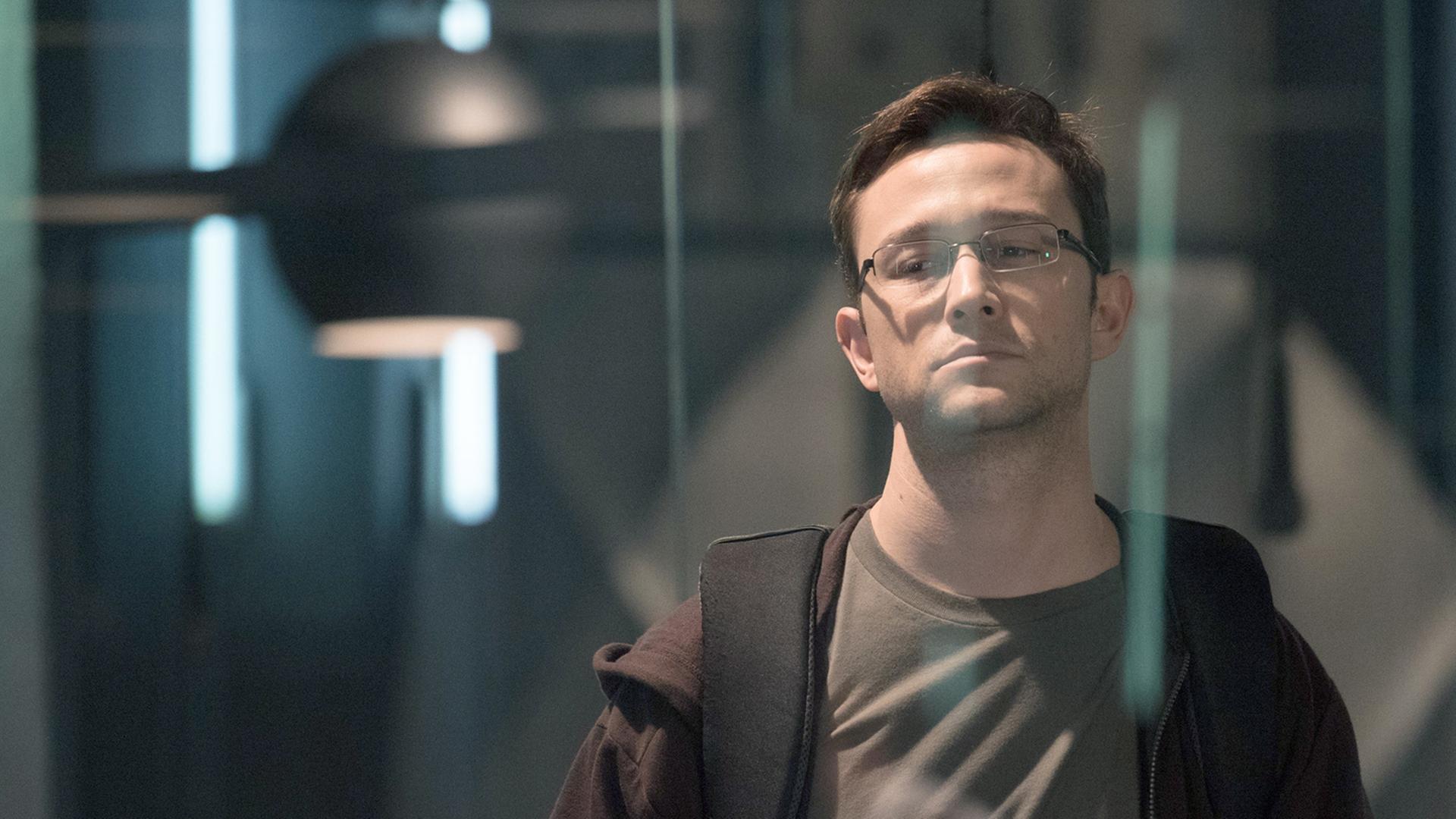 Joseph Gordon-Levitt als Edward Snowden in dem Film "Snowden". Joseph Gordon-Levitt als Edward Snowden in dem Film "Snowden".