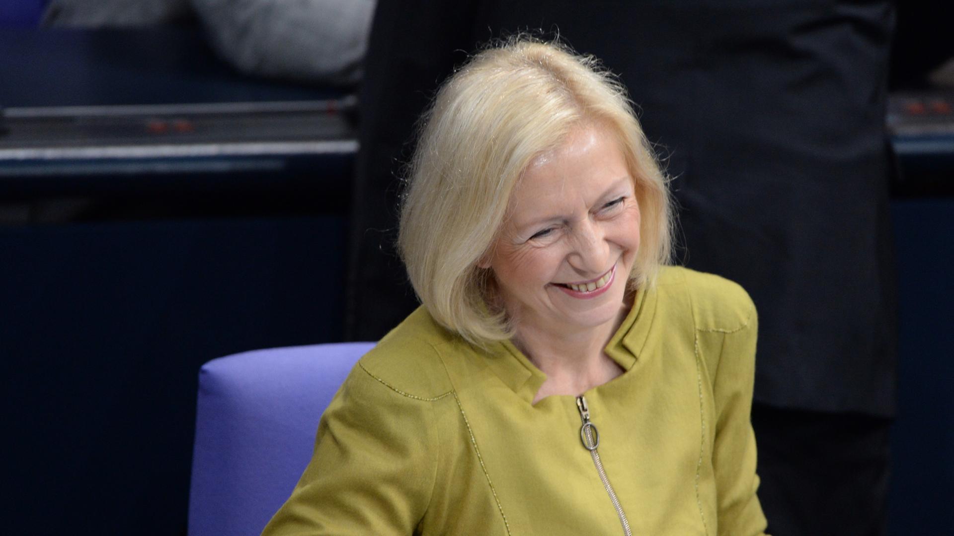 Bildungsministerin Johanna Wanka (CDU) verfolgt am 16.01.2014 in Berlin die Sitzung des Bundestages. Eines der Themen der Beratung war der Jahresbericht zum Stand der Deutschen Einheit. Bildungsministerin Johanna Wanka (CDU) verfolgt am 16.01.2014 in Berlin die Sitzung des Bundestages. Eines der Themen der Beratung war der Jahresbericht zum Stand der Deutschen Einheit.