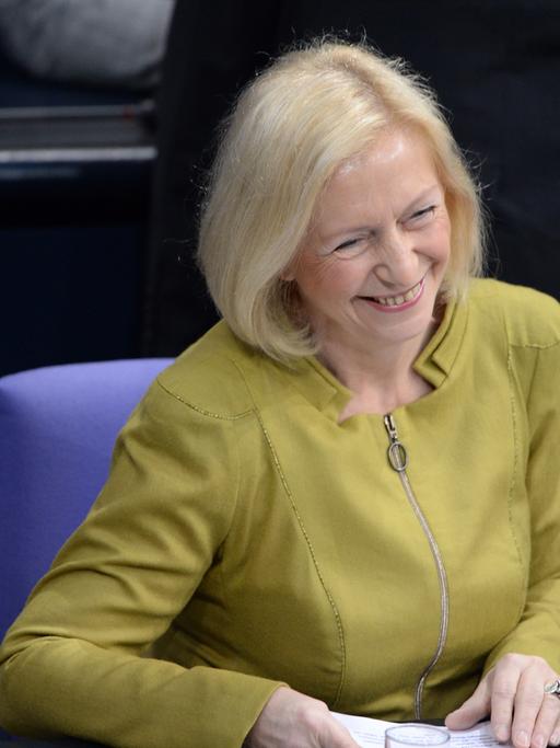 Bildungsministerin Johanna Wanka (CDU) verfolgt am 16.01.2014 in Berlin die Sitzung des Bundestages. Eines der Themen der Beratung war der Jahresbericht zum Stand der Deutschen Einheit.
