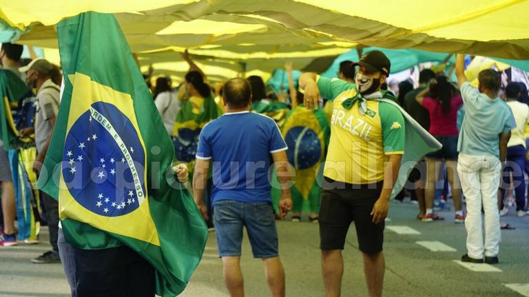Menschen in Brasilien nehmen an einem Protestmarsch teil. Menschen in Brasilien nehmen an einem Protestmarsch teil.