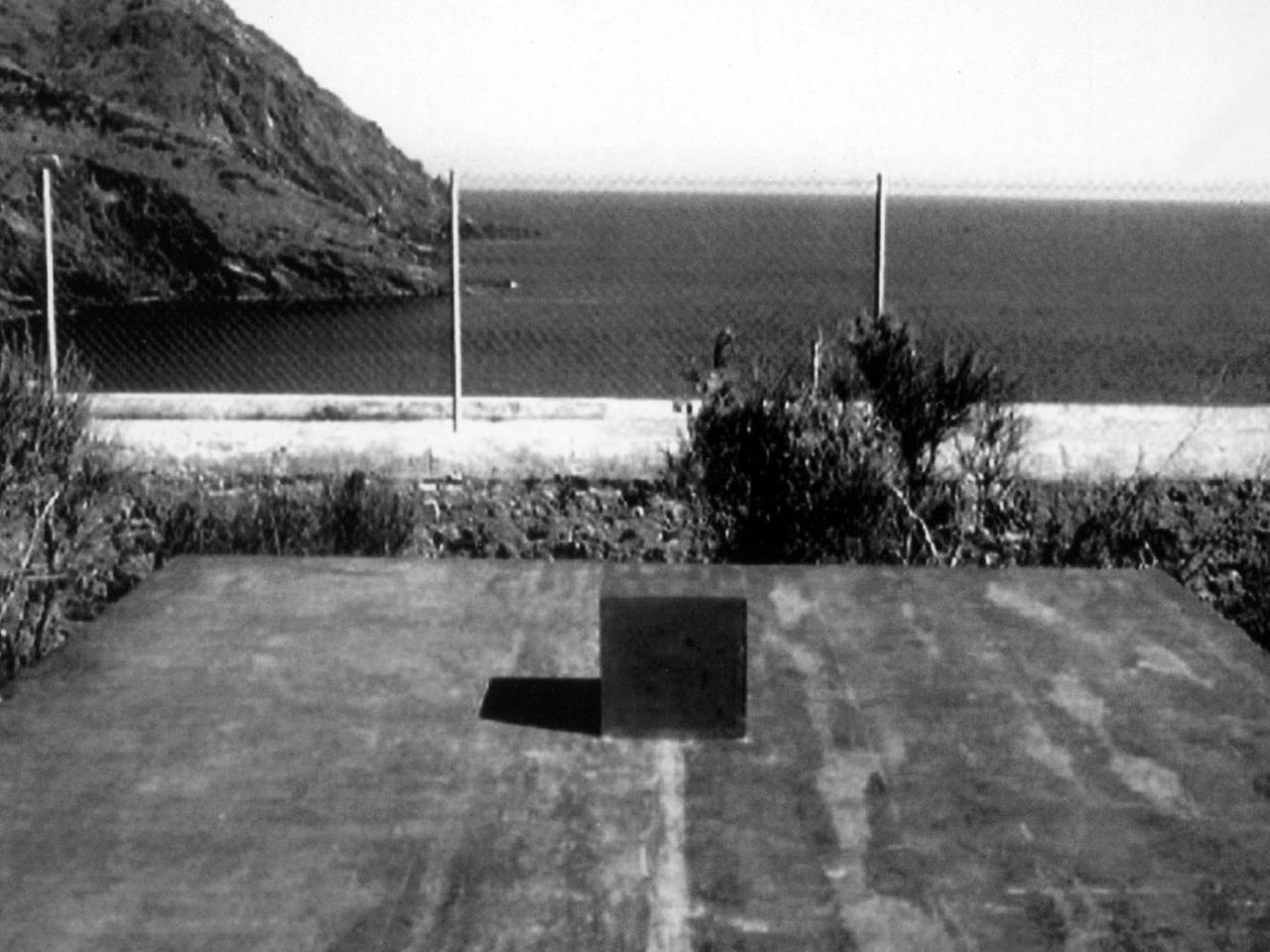 Eine rechteckige Stahlplatte markiert auf dem Friedhof von Port Bou das Denkmal "Passagen" von Dani Karavan, das an den deutschen Literatur- und Kulturkritiker Walter Benjamin erinnert, der an unbekannter Stelle auf dem Friedhof begraben liegt. Eine rechteckige Stahlplatte markiert auf dem Friedhof von Port Bou das Denkmal "Passagen" von Dani Karavan, das an den deutschen Literatur- und Kulturkritiker Walter Benjamin erinnert, der an unbekannter Stelle auf dem Friedhof begraben liegt.