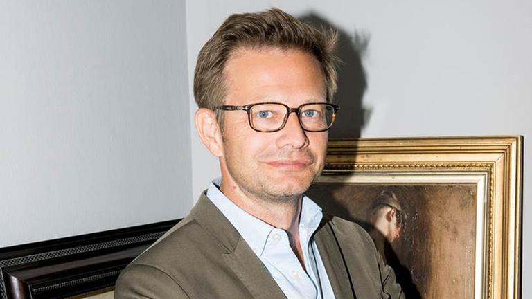Florian Illies vor zwei Gemälden Florian Illies vor zwei Gemälden