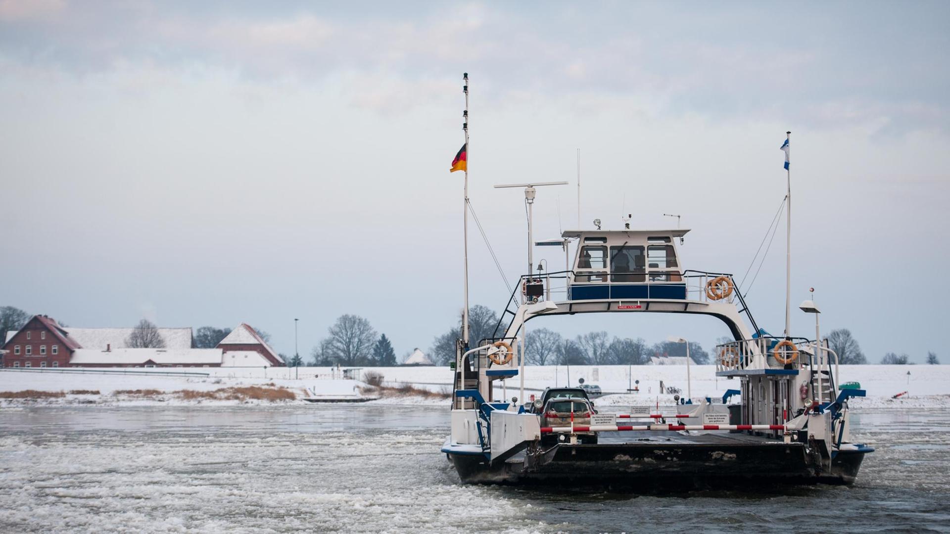 Eine Fähre auf der Elbe