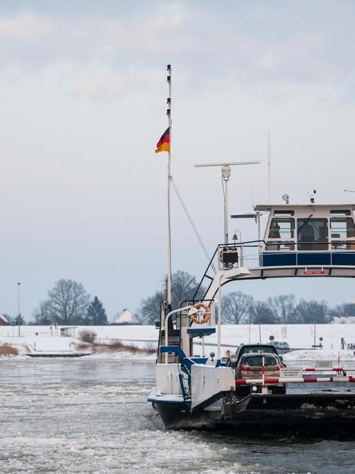 Eine Fähre auf der Elbe
