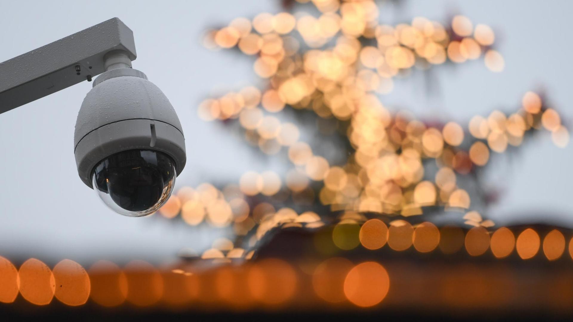 Eine temporäre Videoanlage überwacht den Weihnachtsmarkt in Frankfurt am Main (Hessen). Eine temporäre Videoanlage überwacht den Weihnachtsmarkt in Frankfurt am Main (Hessen).