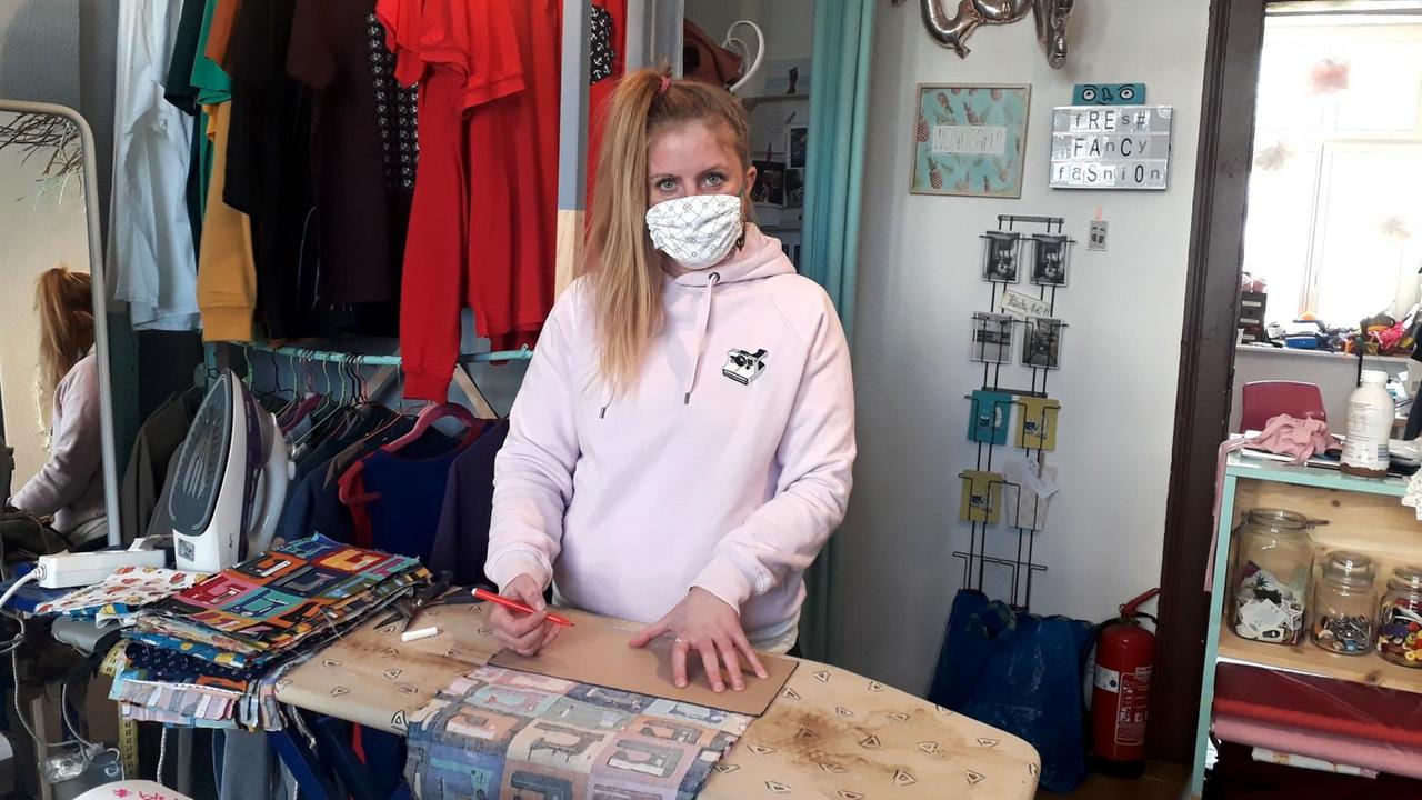 Ladenbesitzerin in einem kleinen Bekleidungsgeschäft in Leipzig