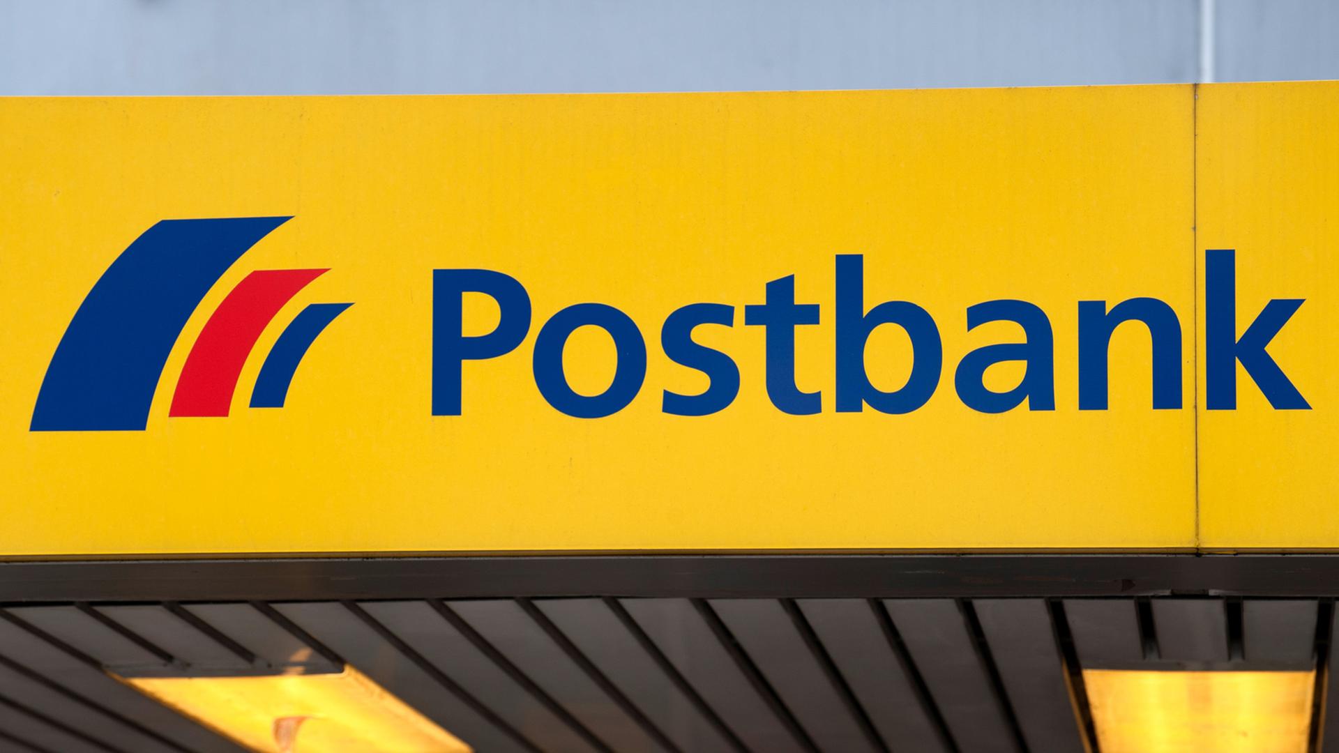 Logo der Postbank vor einer Filiale in Essen. Logo der Postbank vor einer Filiale in Essen.