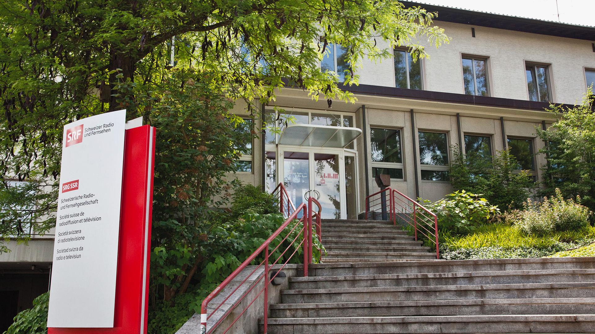 Das Studio Basel der Schweizerischen Radio- und Fernsehgesellschaft Das Studio Basel der Schweizerischen Radio- und Fernsehgesellschaft