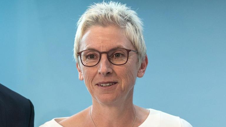 Die ehemalige Biathletin Petra Behle hält am 10.07.2017 in Marburg (Hessen) die Urkunde von Magdalena Neuner. Im Rahmen der Veranstaltung "50 Jahre Deutsche Sporthilfe" werden die Biathletin Neuner und Formel-1-Rekordweltmeister Schumacher in die "Hall of Fame des deutschen Sports" aufgenommen. Foto: Andreas Arnold/dpa | Verwendung weltweit Die ehemalige Biathletin Petra Behle hält am 10.07.2017 in Marburg (Hessen) die Urkunde von Magdalena Neuner. Im Rahmen der Veranstaltung "50 Jahre Deutsche Sporthilfe" werden die Biathletin Neuner und Formel-1-Rekordweltmeister Schumacher in die "Hall of Fame des deutschen Sports" aufgenommen. Foto: Andreas Arnold/dpa | Verwendung weltweit