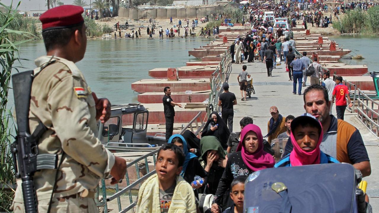 Die Menschen fliehen aus Ramadi vor der Terrormiliz IS