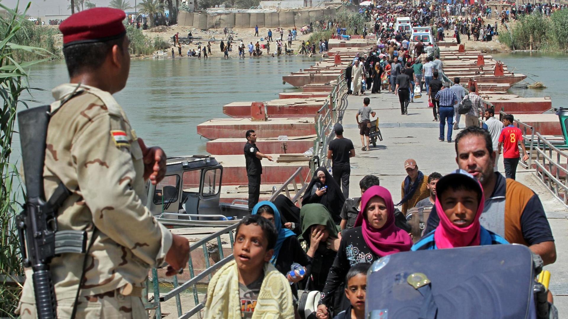 Die Menschen fliehen aus Ramadi vor der Terrormiliz IS Die Menschen fliehen aus Ramadi vor der Terrormiliz IS