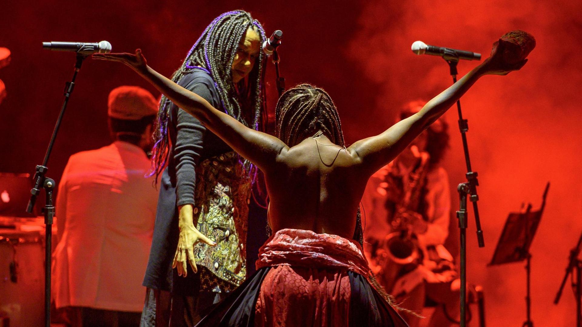Regisseur Je Oliveira inszeniert Chico Buarques altem Stück "Gota d'Agua (Preta)" beim Theaterfestival MITsp 2020 in São Paulo Regisseur Je Oliveira inszeniert Chico Buarques altem Stück "Gota d'Agua (Preta)" beim Theaterfestival MITsp 2020 in São Paulo