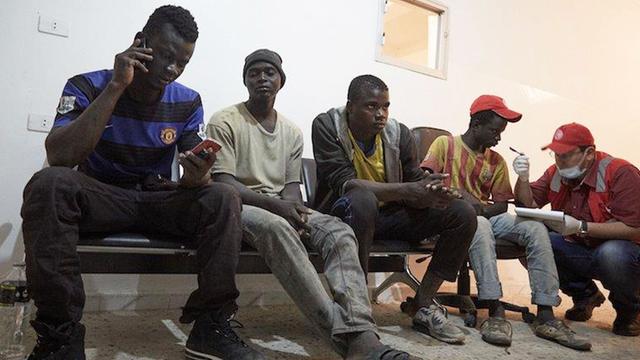 Festgenommene Flüchtlinge in Libyen