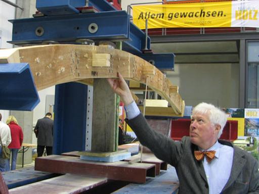 Professor Bernd Steigerwald von der Fachhochschule Potsdam beim Belastungstest für Holzbauten.