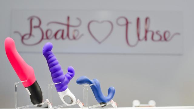 Vibratoren und Dildos stehen in einem Sex-Shop der Beate Uhse AG.