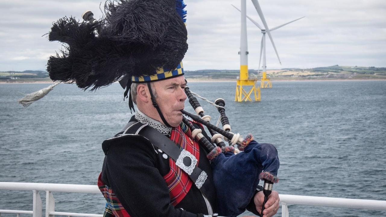 Ein Dudelsackspieler spielt bei der Eröffnung des "European Offshore Wind Deployment Centre" von Vattenfall vor der schottischen Küste bei Aberdeen