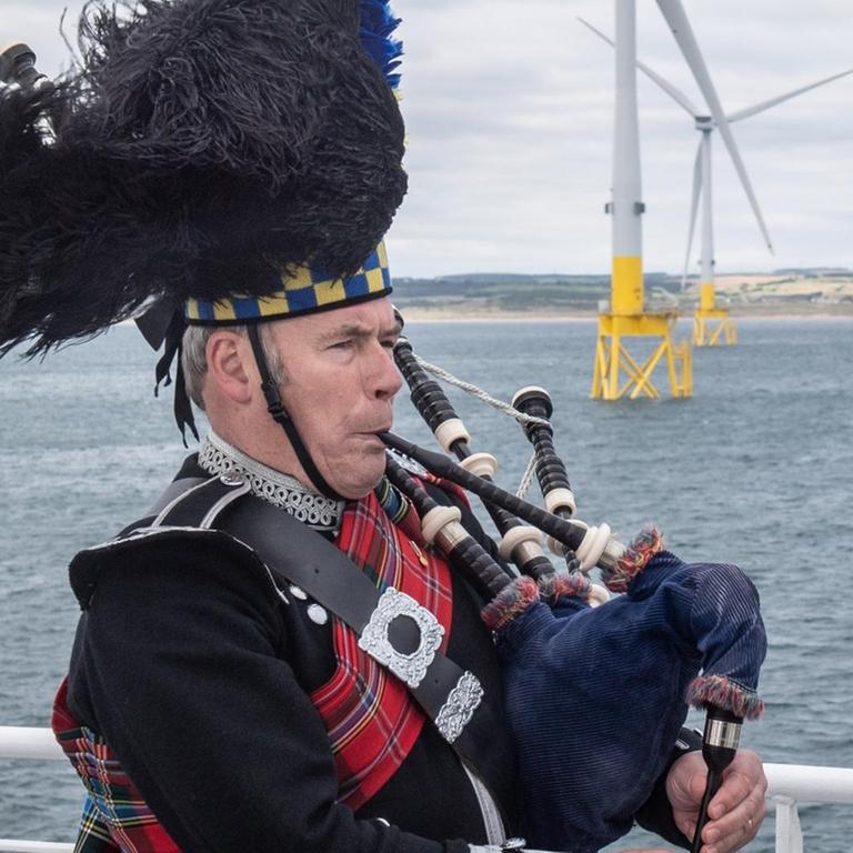 Ein Dudelsackspieler spielt bei der Eröffnung eines Windparks von Vattenfall vor der schottischen Küste bei Aberdeen