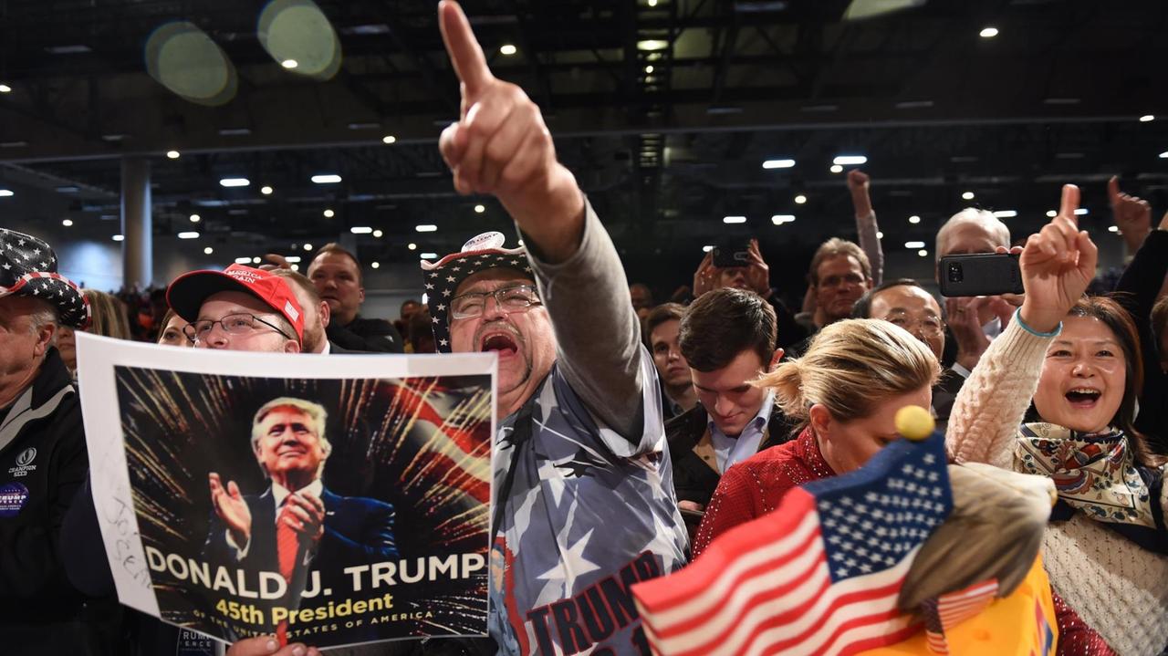 Trump-Unterstützer in Des Moines, Iowa, während der "Thank You Tour 2016" des gewählten US-Präsidenten Trump-Unterstützer in Des Moines, Iowa, während der "Thank You Tour 2016" des gewählten US-Präsidenten