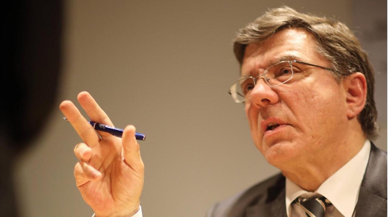 Ulrich Herbert ist Professor für Neuere und Neueste Geschichte an der Universität Freiburg. Ulrich Herbert ist Professor für Neuere und Neueste Geschichte an der Universität Freiburg.