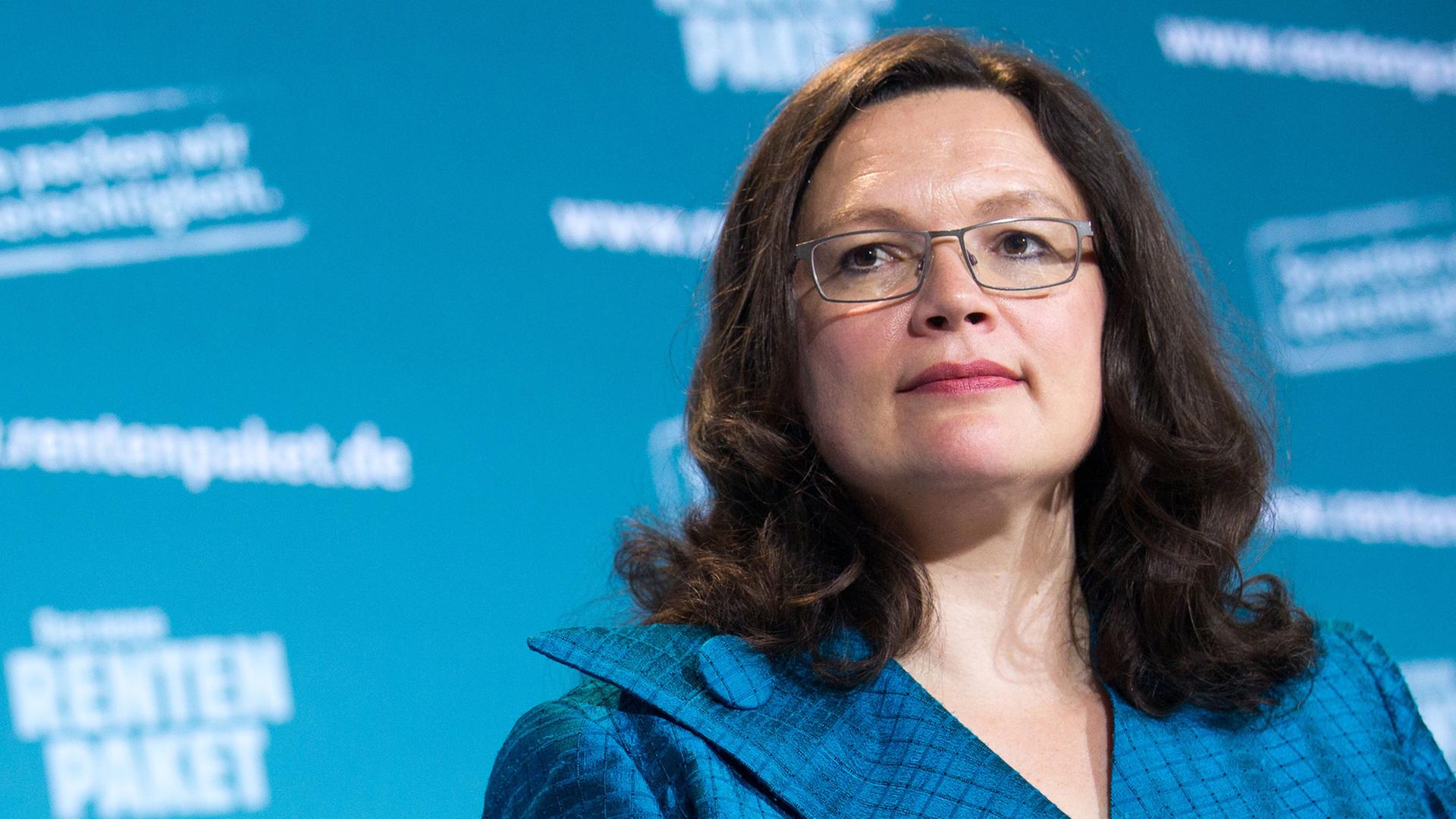 Arbeitsministerin Andrea Nahles steht vor einem blauen Hintergrund mit der Aufschrift "Rentenpaket". Arbeitsministerin Andrea Nahles steht vor einem blauen Hintergrund mit der Aufschrift "Rentenpaket".
