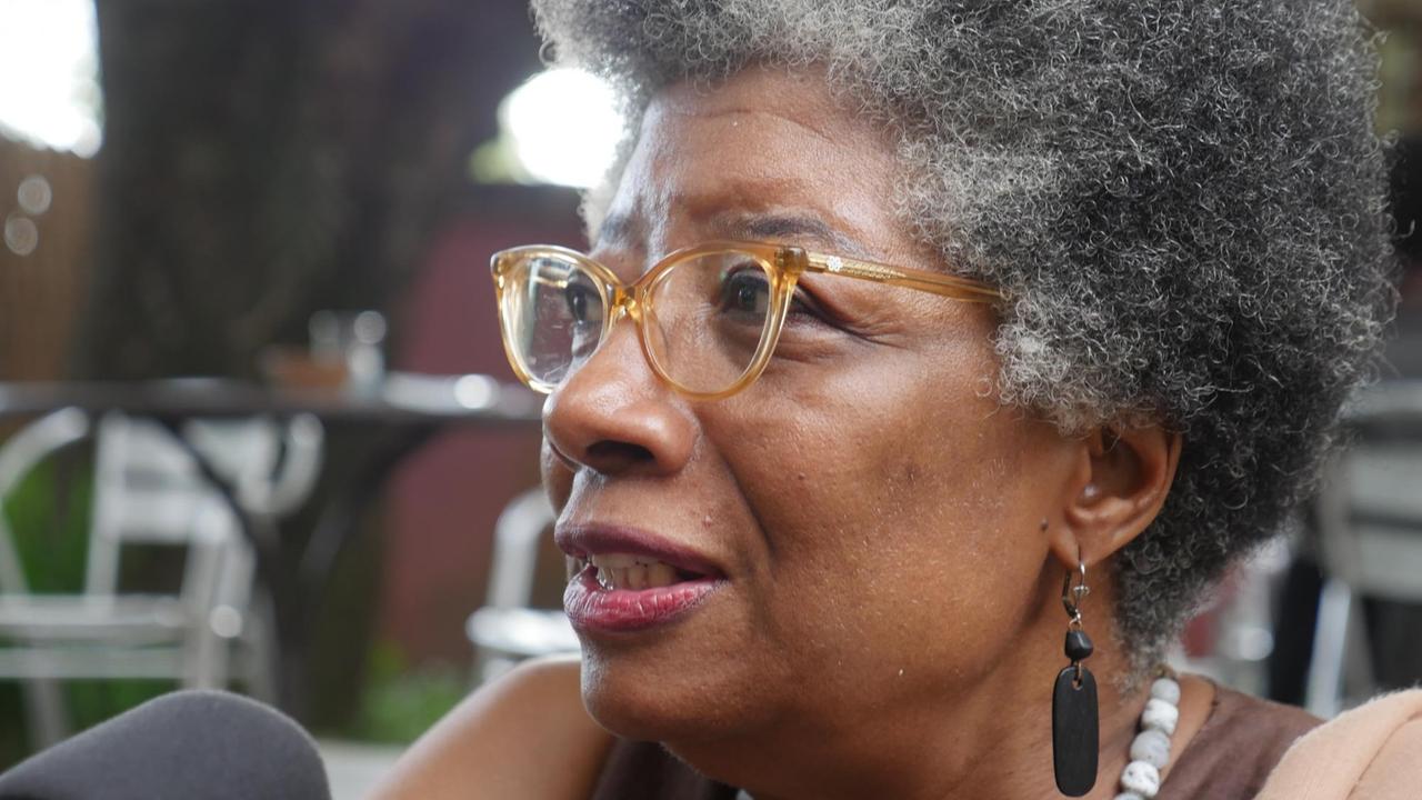 Marilyn Douala Bell, Urenkelin des ermordeten Rudolf Douala Manga Bell, möchte, dass Deutschen und Kamerunern ihre gemeinsame Geschichte bewusst wird. Sie hat grau-schwarze Haare und trägt eine Brille. Marilyn Douala Bell, Urenkelin des ermordeten Rudolf Douala Manga Bell, möchte, dass Deutschen und Kamerunern ihre gemeinsame Geschichte bewusst wird. Sie hat grau-schwarze Haare und trägt eine Brille.