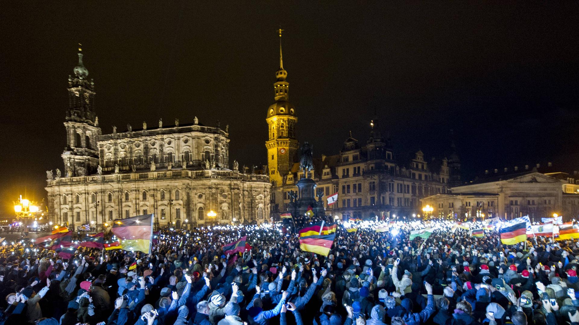 Teilnehmer einer Demonstration des Bündnisses Patriotischer Europäer gegen Islamisierung des Abendlandes (Pegida) sind am Montagabend (22.12.14) auf dem Theaterplatz in Dresden versammelt. Teilnehmer einer Demonstration des Bündnisses Patriotischer Europäer gegen Islamisierung des Abendlandes (Pegida) sind am Montagabend (22.12.14) auf dem Theaterplatz in Dresden versammelt.