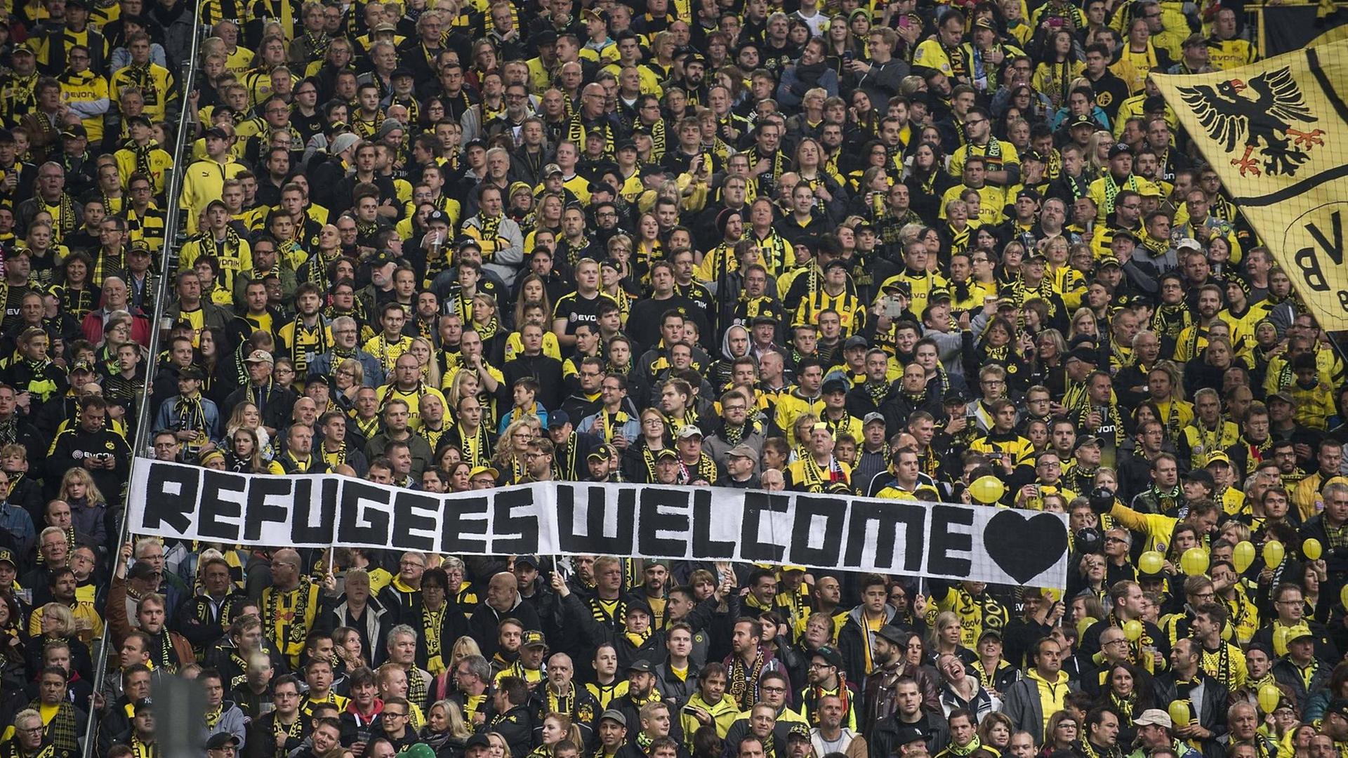 Borussia Dortmund-Fans mit "Refugees Welcome"-Banner im Stadion Borussia Dortmund-Fans mit "Refugees Welcome"-Banner im Stadion