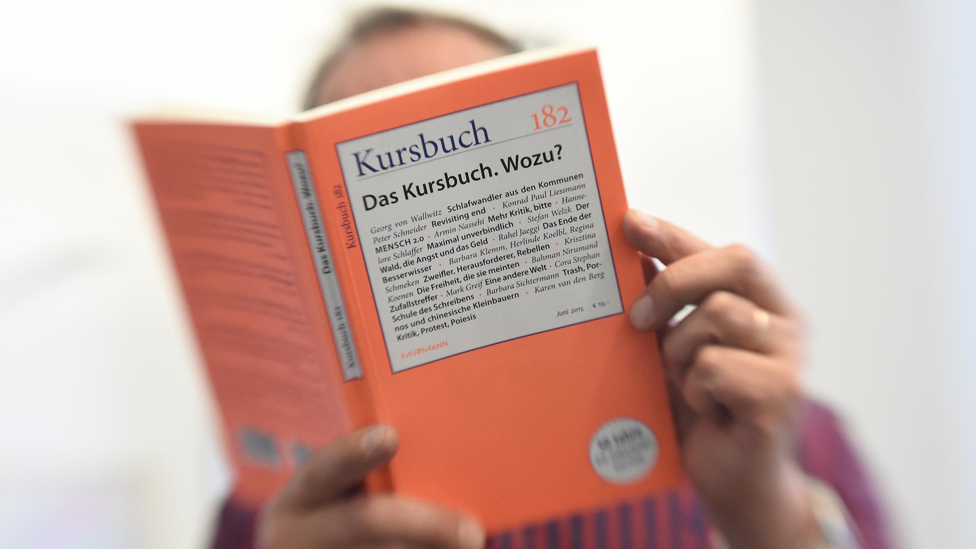 Ein Mann hält das Kursbuch Nr. 182 in der Hand. Auf dem Titel wird die Frage gestellt: "Das Kursbuch. Wozu?" Ein Mann hält das Kursbuch Nr. 182 in der Hand. Auf dem Titel wird die Frage gestellt: "Das Kursbuch. Wozu?"
